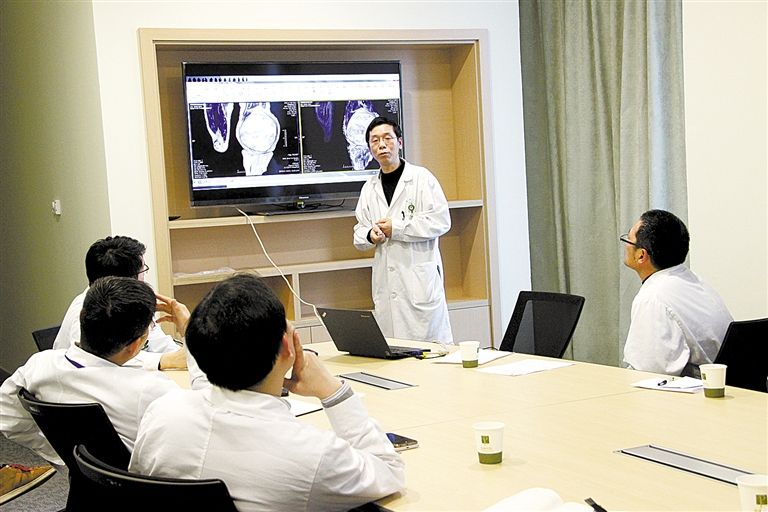 北京知名消化内科医生来我院进行京沪内科医生联合会诊 