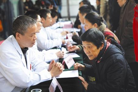 上海明珠医院中西医结合科走进东体小区开展健康咨询活动